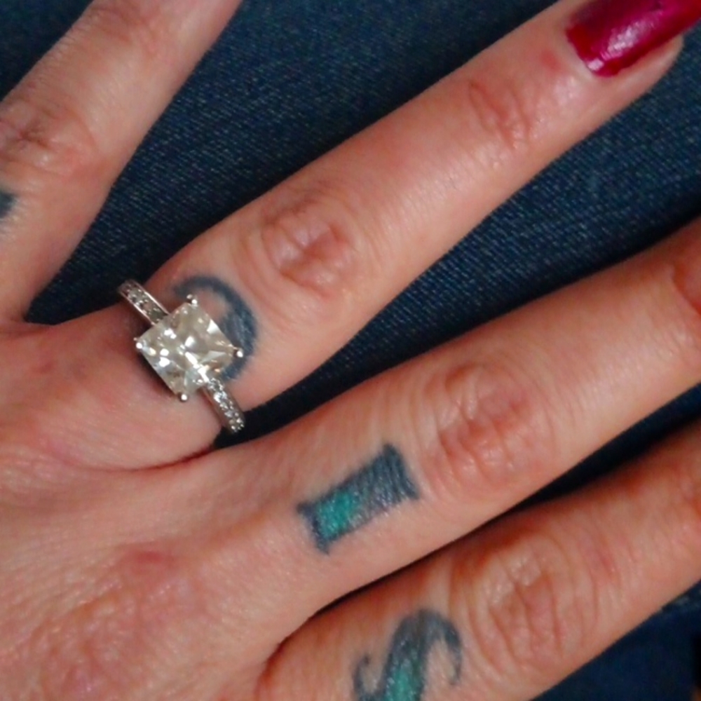 18k white gold Amelie Diamond ring